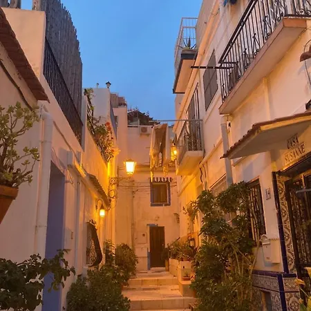 Private Terrace-romantic-sea, Castle Views-central Holiday home