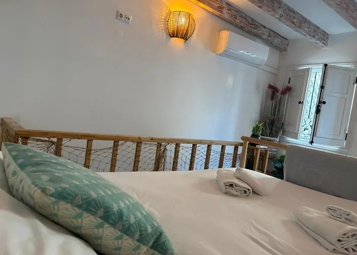 Private Terrace-romantic-sea, Castle Views-central Semesterbostad *